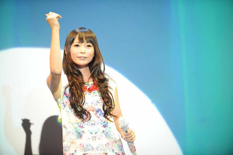 「パズドラZ」主題歌「さかさま世界」を歌唱する中川翔子。