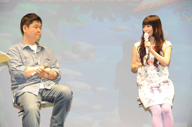 作曲を担当した伊藤賢治とトークセッションする中川翔子。