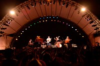 「Slow Music Slow LIVE'13 in 池上本門寺 10th Anniversary」でのBEGINと上間綾乃によるコラボステージの様子。（撮影：三浦憲治）