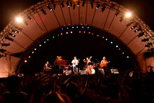 「Slow Music Slow LIVE'13 in 池上本門寺 10th Anniversary」でのBEGINと上間綾乃によるコラボステージの様子。（撮影：三浦憲治）