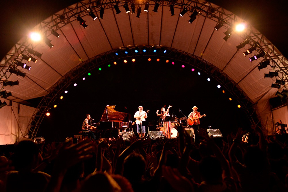 「Slow Music Slow LIVE'13 in 池上本門寺 10th Anniversary」でのBEGINと上間綾乃によるコラボステージの様子。（撮影：三浦憲治）