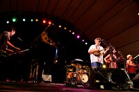 「Slow Music Slow LIVE'13 in 池上本門寺 10th Anniversary」でのBEGINと上間綾乃によるコラボステージの様子。（撮影：三浦憲治）