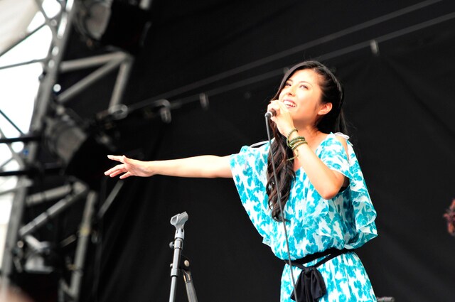 上間綾乃「Slow Music Slow LIVE'13 in 池上本門寺 10th Anniversary」出演時の様子。（撮影：三浦憲治）