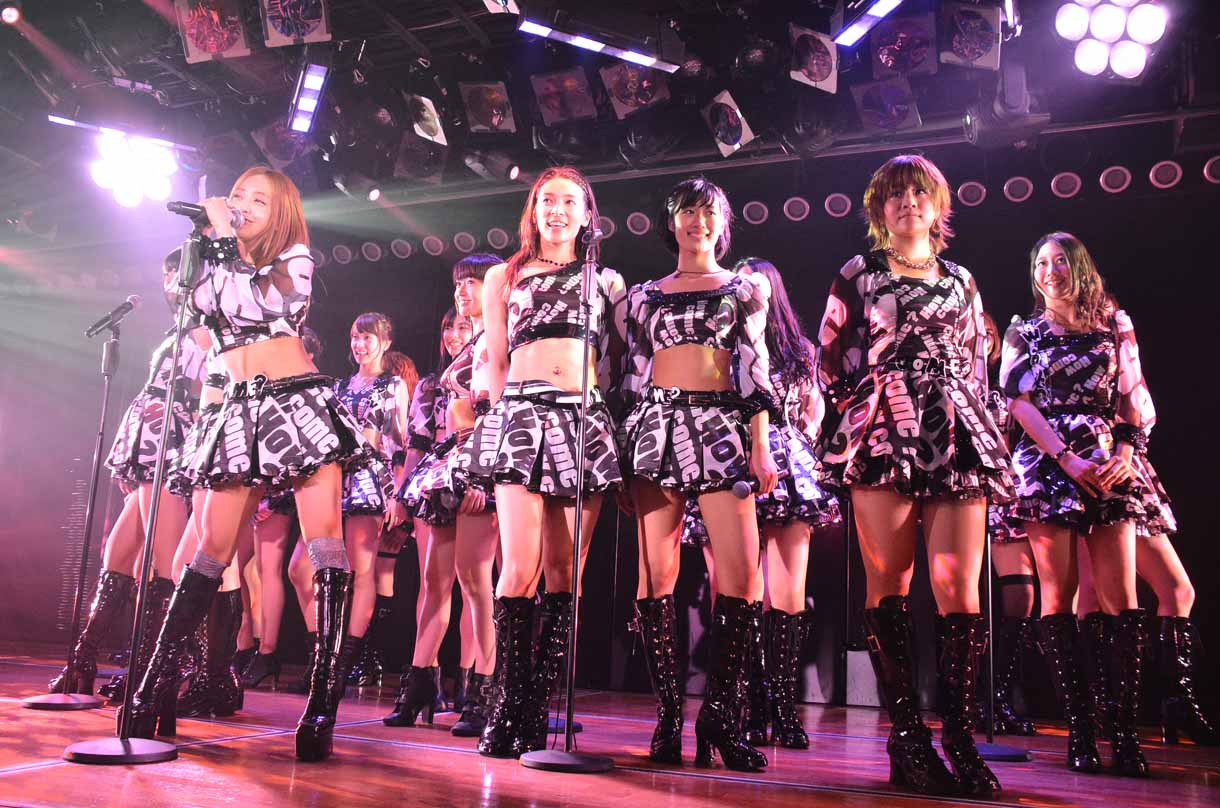板野友美とチームKメンバー。 (c)AKS