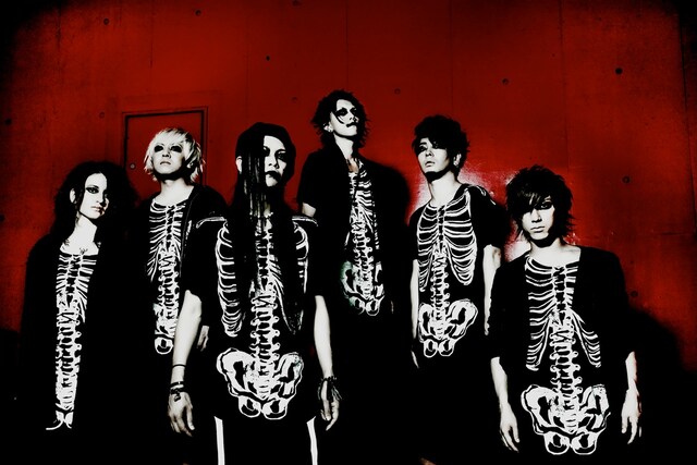 新メンバーを含むムックの新アーティスト写真。