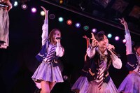 板野友美とチームKメンバー。 (c)AKS