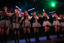 板野友美とチームKメンバー。 (c)AKS