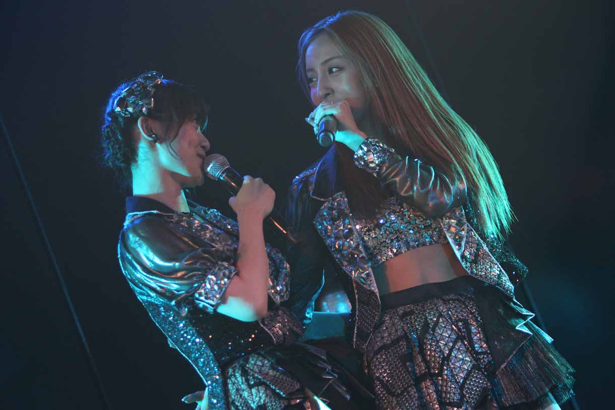 左から大島優子、板野友美。 (c)AKS
