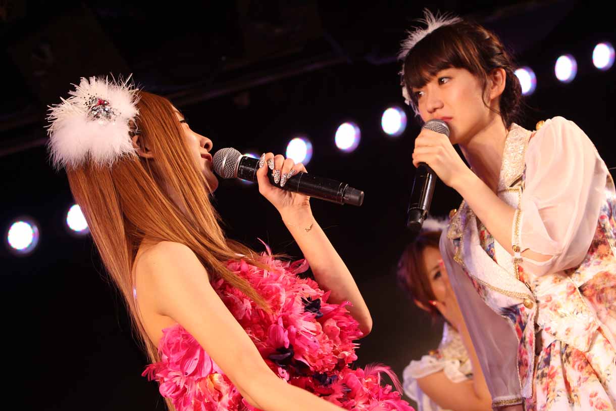 左から板野友美、大島優子。 (c)AKS