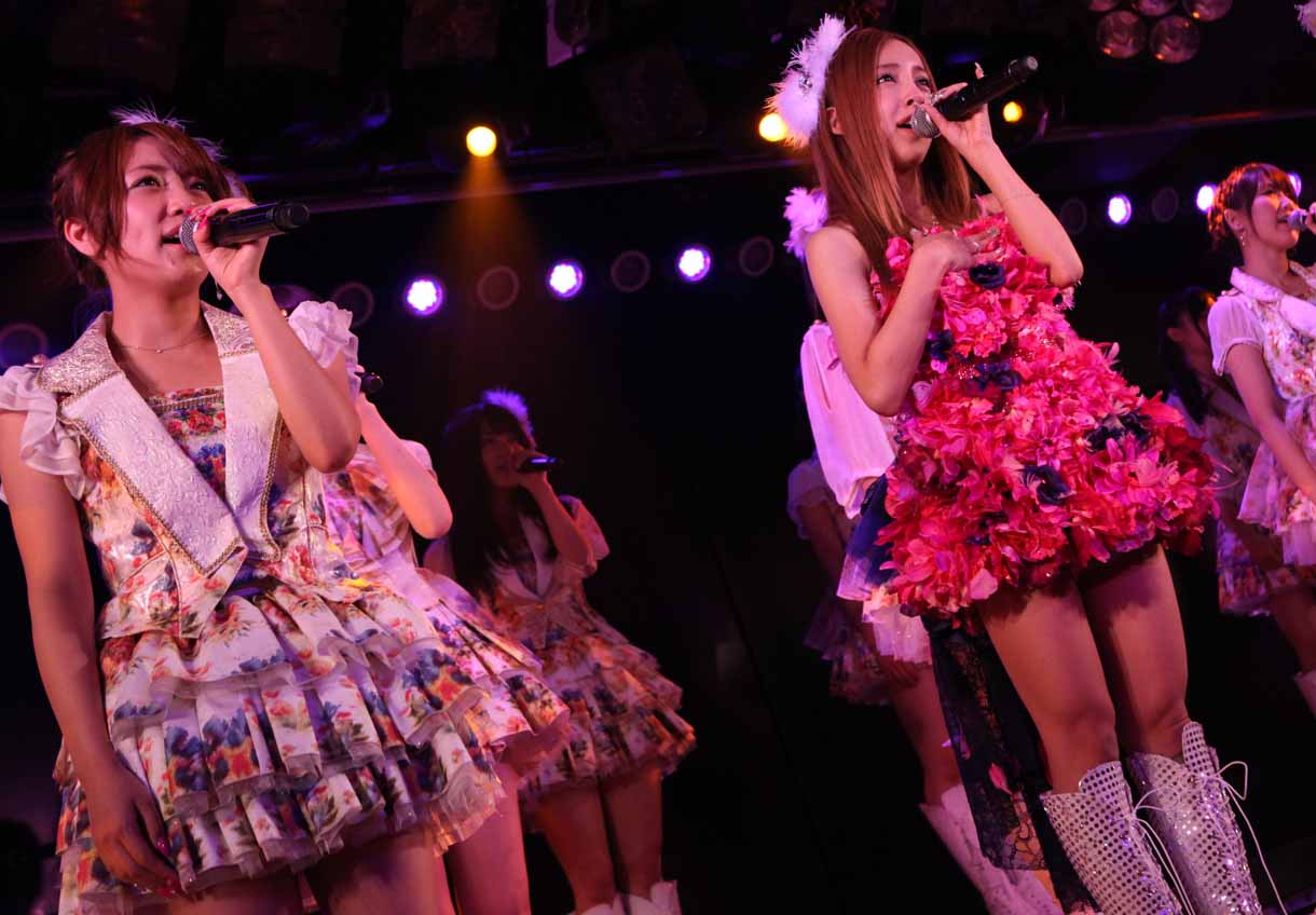 板野友美とチームK、サプライズメンバー。 (c)AKS