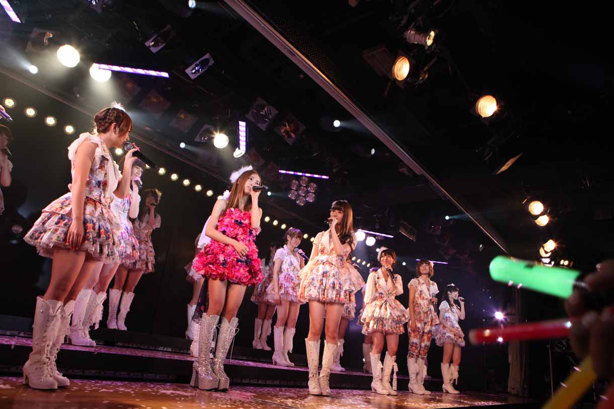 板野友美とチームK、サプライズメンバー。 (c)AKS