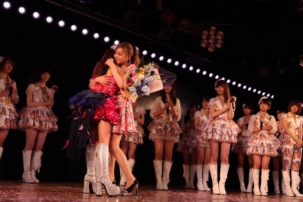 河西智美と抱き合う板野友美。 (c)AKS
