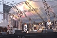 8月25日に行われた「SID 10th Anniversary TOUR 2013」山梨・富士急ハイランドコニファーフォレスト公演2日目の様子。