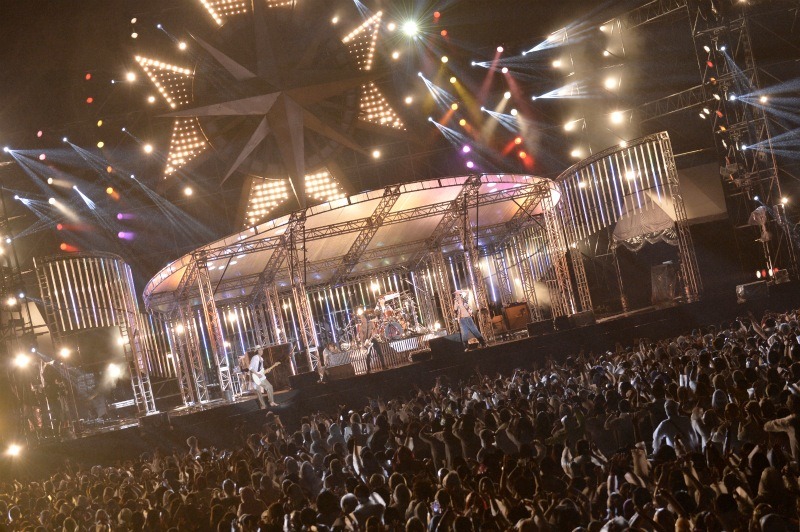 2013年8月25日に行われた「SID 10th Anniversary TOUR 2013」山梨・富士急ハイランドコニファーフォレスト公演2日目の様子。