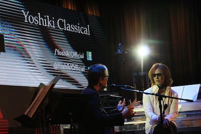 「AN EVENING WITH YOSHIKI（YOSHIKIとの夜）」で自身と音楽について語るYOSHIKI。