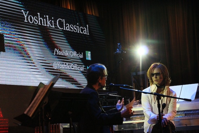 「AN EVENING WITH YOSHIKI（YOSHIKIとの夜）」で自身と音楽について語るYOSHIKI。