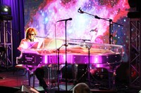 「AN EVENING WITH YOSHIKI（YOSHIKIとの夜）」でパフォーマンスを披露するYOSHIKI。