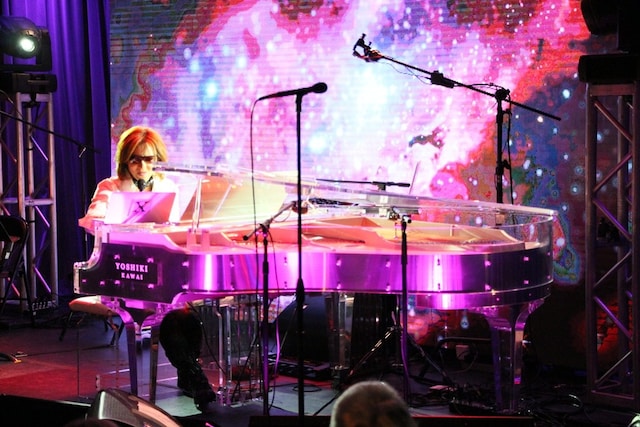 「AN EVENING WITH YOSHIKI（YOSHIKIとの夜）」でパフォーマンスを披露するYOSHIKI。