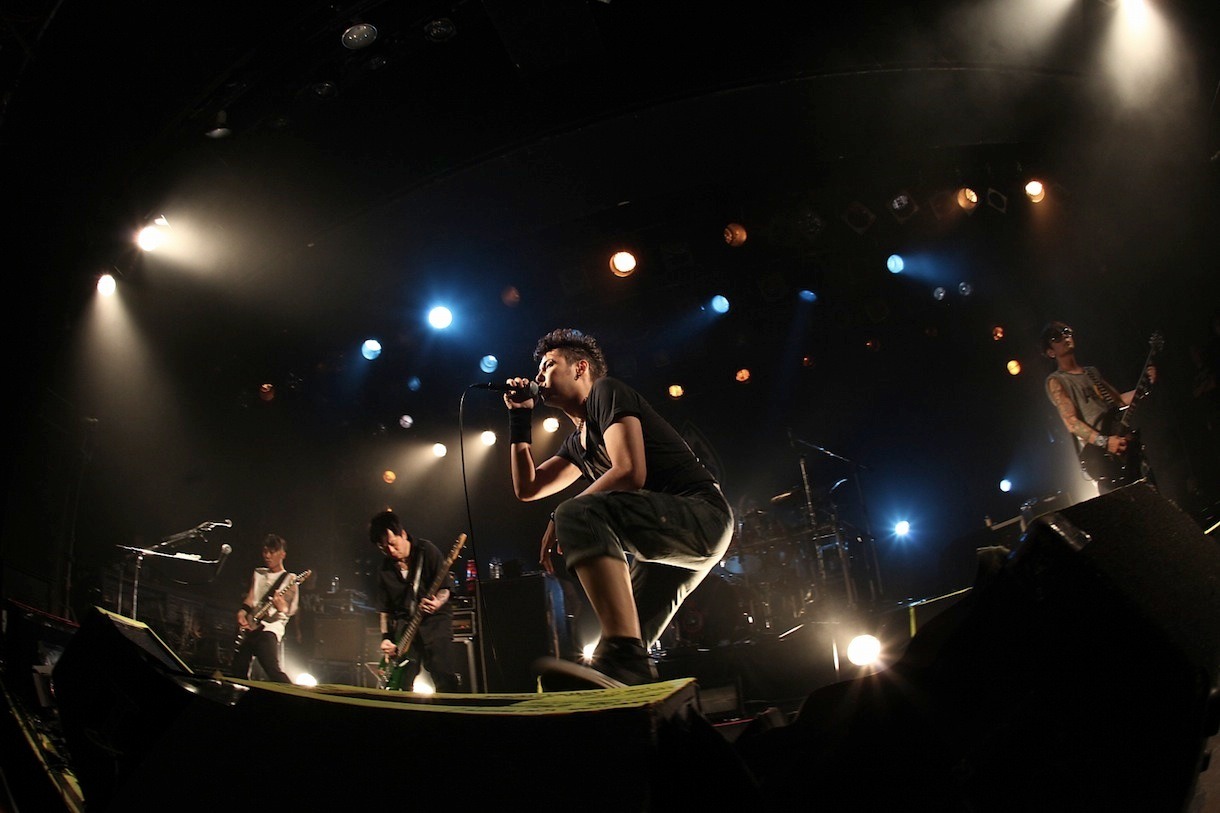 OBLIVION DUST「H2O」初日公演の様子。