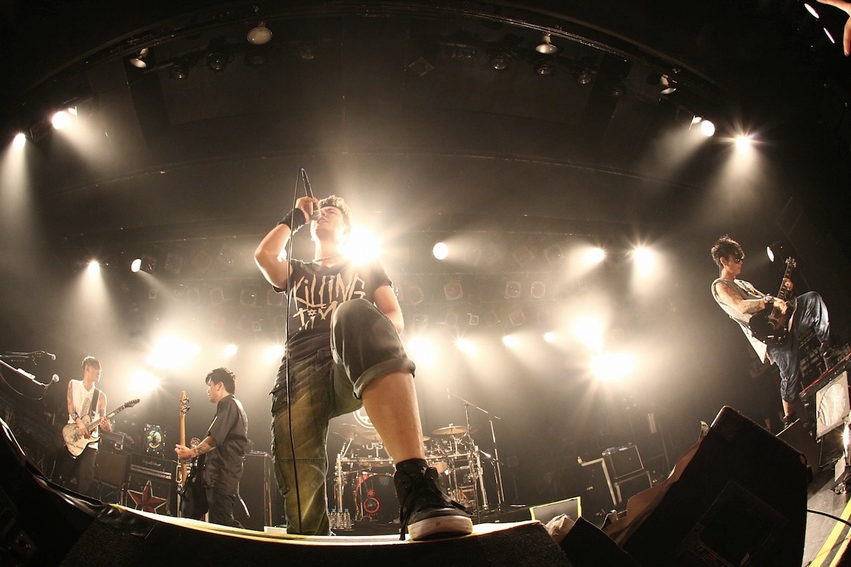 OBLIVION DUST「H2O」初日公演の様子。