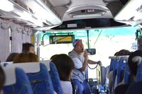 自ら選曲した曲に合わせて歌うレイザーラモンRG。