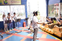 FUJIYAMAの乗客を見送る3人。