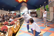 タッチを交わす藤井隆とレイザーラモンRG。