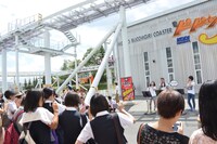 高飛車前の広場でパフォーマンスする3人。