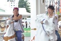 椿鬼奴を見守る2人。