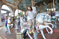 メリーゴーラウンドでPV撮影気分を味わう椿鬼奴。