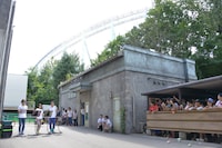 最恐戦慄迷宮の出入り口で客の恐怖心を煽る3人。