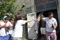 最恐戦慄迷宮をクリアした客を出迎える3人。