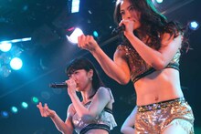 大島優子、秋元才加 （左から） (c)AKS