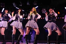 チームKメンバーとパフォーマンスする秋元才加。 (c)AKS