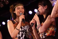 秋元才加、大島優子（左から） (c)AKS