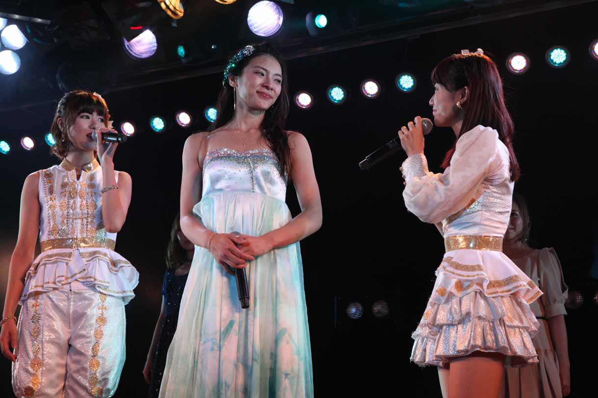 宮澤佐江、秋元才加、大島優子（左から） (c)AKS