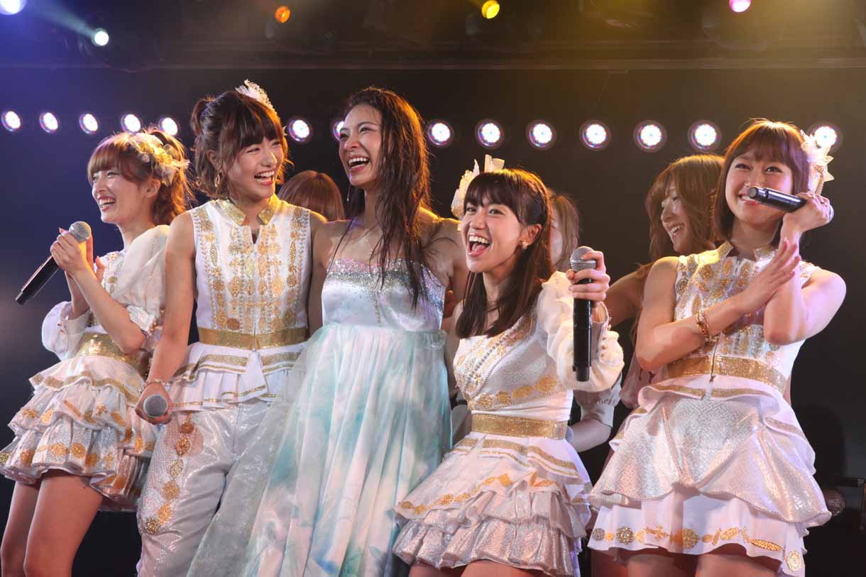 2期生とともに「強さと弱さの間で」を歌唱する秋元才加。 (c)AKS