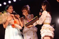 AKB48グループ全メンバーからのメッセージカードが収められたアルバムが秋元才加にプレゼントされる。 (c)AKS