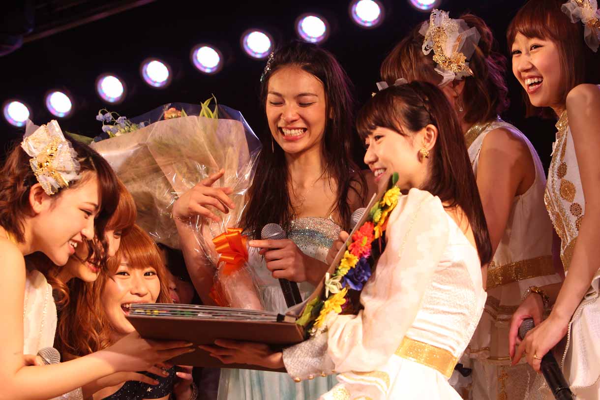 AKB48グループ全メンバーからのメッセージカードが収められたアルバムが秋元才加にプレゼントされる。 (c)AKS