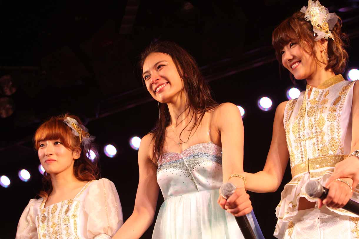 左から梅田彩佳、秋元才加、宮澤佐江 (c)AKS
