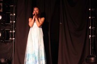 ステージ袖から最後に感謝の気持ちを伝える秋元才加。 (c)AKS