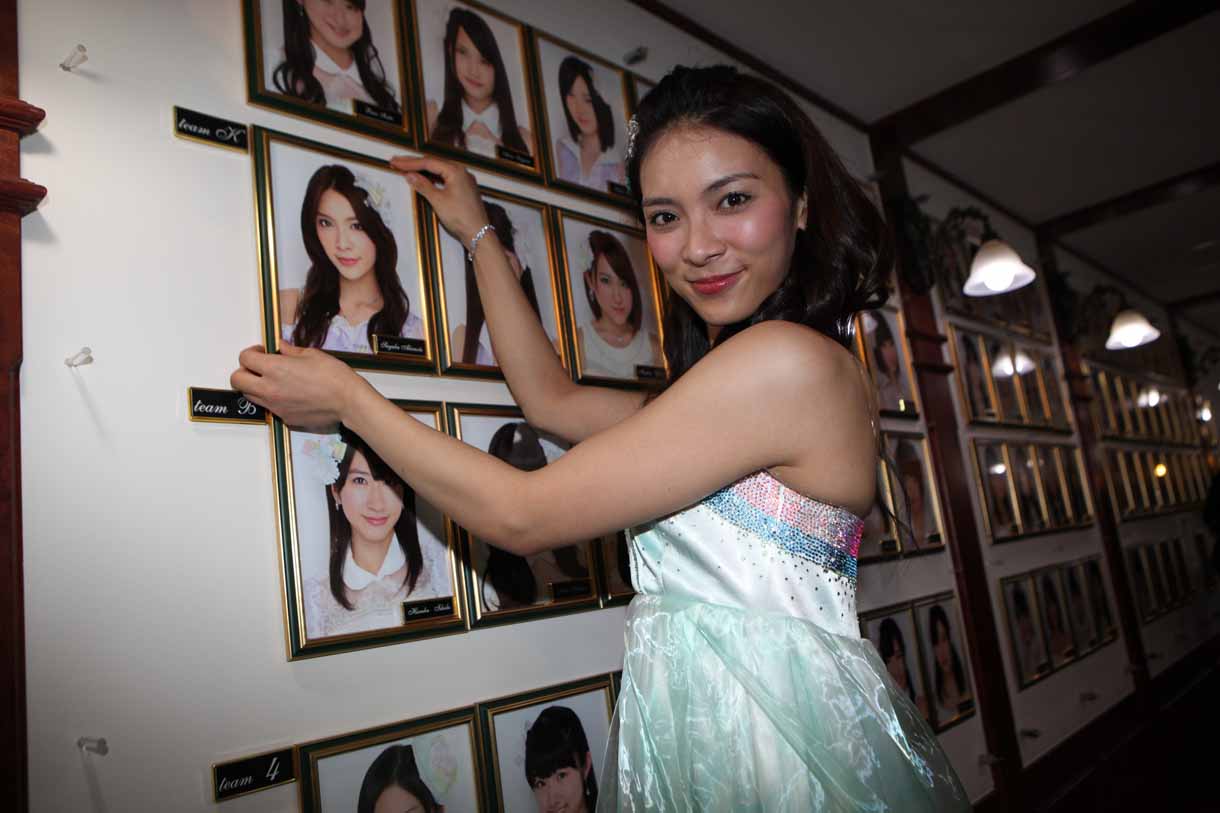 劇場に掛けられた自身の壁写真を外す秋元才加。 (c)AKS