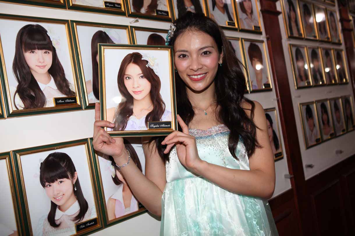 劇場に掛けられた自身の壁写真を外す秋元才加。 (c)AKS