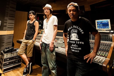 左からNOBUYA（Vo / ROTTENGRAFFTY）、ガラ（Vo / MERRY）、N∀OKI（Vo / ROTTENGRAFFTY）（撮影：中村卓）