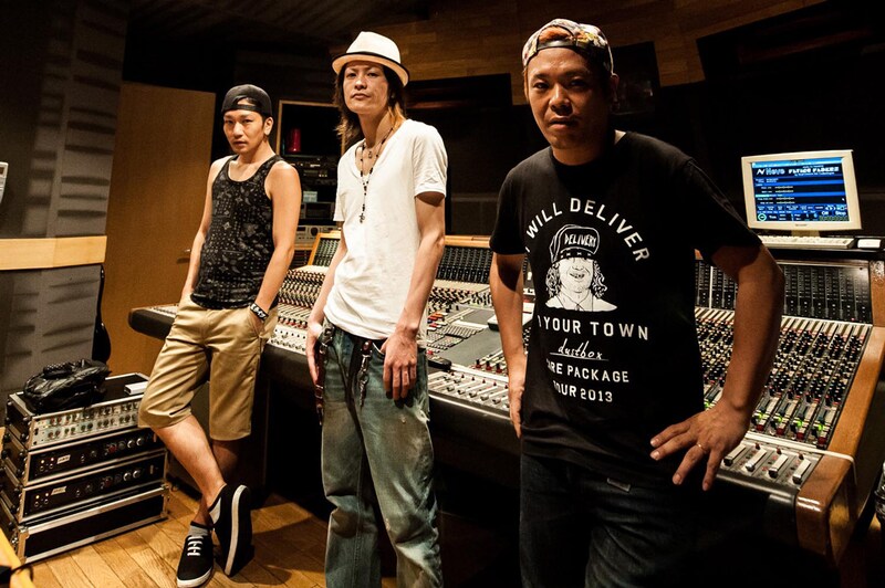 左からNOBUYA（Vo / ROTTENGRAFFTY）、ガラ（Vo / MERRY）、N∀OKI（Vo / ROTTENGRAFFTY）（撮影：中村卓）