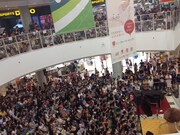 7月27日に静岡・プレ葉ウォーク浜北で行われた「『なめこのうた』夏休み!! 全国ダンスレッスンツアー♪」の様子。