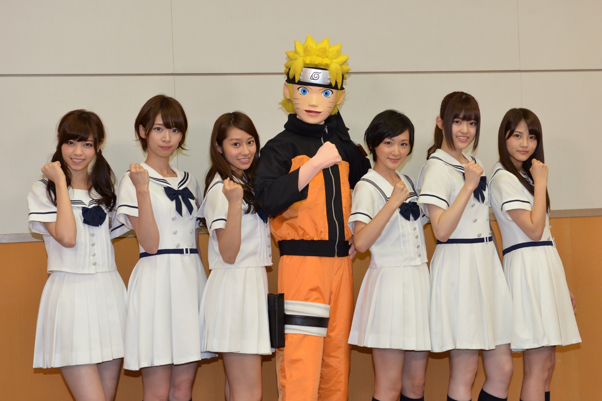 左から西野七瀬、橋本奈々未、桜井玲香、ナルト、生駒里奈、松村沙友理、若月佑美。
