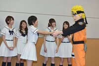 ナルトと握手する生駒里奈（手前左）。