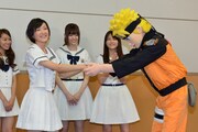 ナルトと握手してうれしそうな表情を見せる生駒里奈（手前左）。