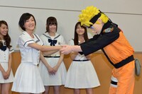 ナルトと握手してうれしそうな表情を見せる生駒里奈（手前左）。